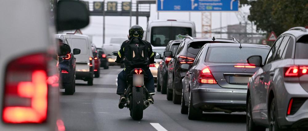Grund für den Stau sind Straßenschäden. (Archivbild)