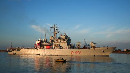 Italian navy ship Cassiopea, carrying migrants as part of a deal with Italy to process thousands of asylum-seekers caught near Italian waters, arrives in Shengjin, Albania, January 28, 2025. REUTERS/Florion Goga