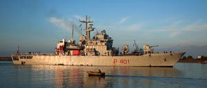 Italian navy ship Cassiopea, carrying migrants as part of a deal with Italy to process thousands of asylum-seekers caught near Italian waters, arrives in Shengjin, Albania, January 28, 2025. REUTERS/Florion Goga