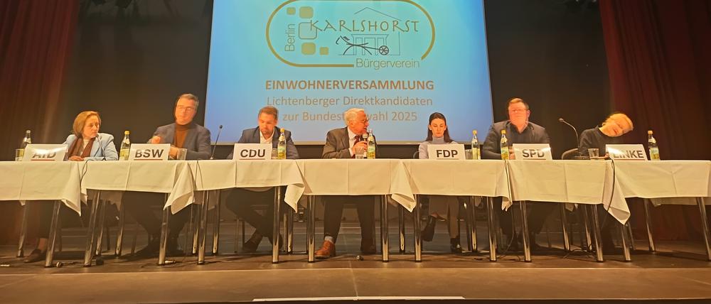 Beatrix von Storch (AfD), Norman Wolf (BSW), Danny Freymark (CDU), Moerator Andreas Köhler, Paula Nusser (FDP), Jan Zimmerling (SPD) und Ines Schwerdtner (Linke) im Kulturhaus Karlshorst (v.l.). 