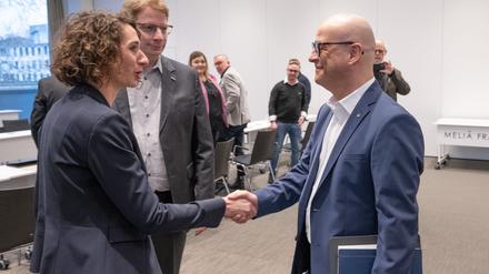 Bahn-Personalvorstand Martin Seiler (rechts) trifft sich zur ersten Gesprächsrunde mit den EVG-Verhandlern Cosima Ingenschay und Kristian Loroch.