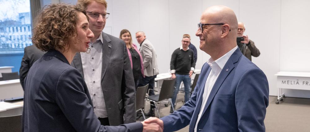 Bahn-Personalvorstand Martin Seiler (rechts) trifft sich zur ersten Gesprächsrunde mit den EVG-Verhandlern Cosima Ingenschay und Kristian Loroch.