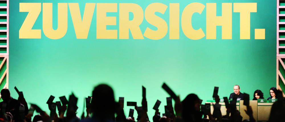 Berlin, Deutschland, 26.01.2025: Citycube Messe: Außerordentliche Bundesdelegiertenkonferenz Bündnis90/Die Grünen: Delegierte heben ihre Stimmkarten bei einer Abstimmung, im Hintergrund das Schlagwort Zuversicht *** Berlin, Germany, 26 01 2025 Citycube Messe Extraordinary Federal Delegates Conference Bündnis90 Die Grünen Delegates raise their voting cards during a vote, the slogan Zuversicht in the background Copyright: xdtsxNachrichtenagenturx dts_56415