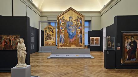 Im Zentrum steht Cimabues „Majestà“, eine gewaltige, vor Goldgrund thronende Maria, die Jesus als Herrscher präsentiert, umgeben von sechs strengen Engeln.