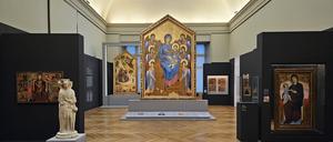 Im Zentrum steht Cimabues „Majestà“, eine gewaltige, vor Goldgrund thronende Maria, die Jesus als Herrscher präsentiert, umgeben von sechs strengen Engeln.
