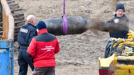 Mitarbeiter der Kampfmittelbeseitigung (KMBD) transportieren die Bombe ab, die auf dem Abrissfeld der teileingestürzten Carolabrücke gefunden wurde. 