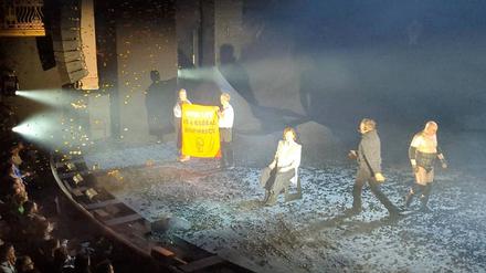 Die von Just Stop Oil via PA zur Verfügung gestellte Aufnahme zeigt die Klimaaktivisten bei der Aktion im Theater.