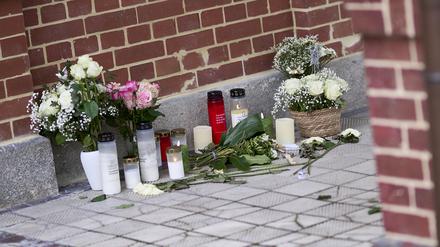 Blumen und Kerzen stehen vor dem Eingang eines Hauses nach einem Gewaltverbrechen. 