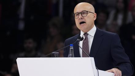 Der serbische Premierminister Milos Vucevic spricht während einer Wahlkampfveranstaltung seiner regierenden Serbischen Fortschrittspartei.