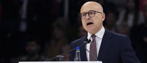 Der serbische Premierminister Milos Vucevic spricht während einer Wahlkampfveranstaltung seiner regierenden Serbischen Fortschrittspartei.