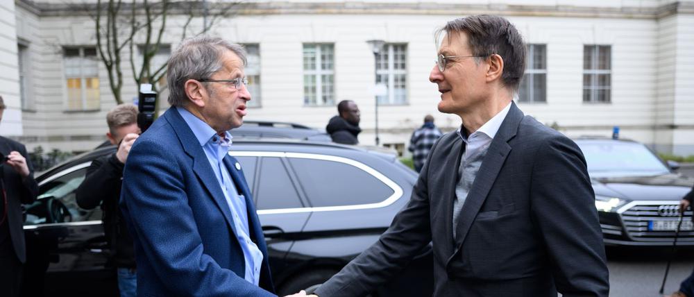 Mit der neuen Software werde sichtbar, welche Klinik künftig noch welche Leistungen anbieten kann und abrechnen darf, sagte Lauterbach bei seinem Besuch in der Charité.