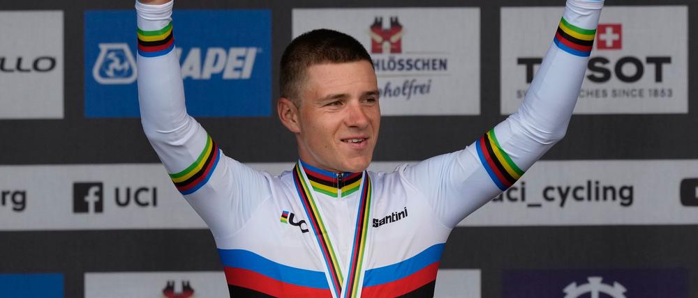 Remco Evenepoel jubelt über WM-Gold im Einzelzeitfahren.