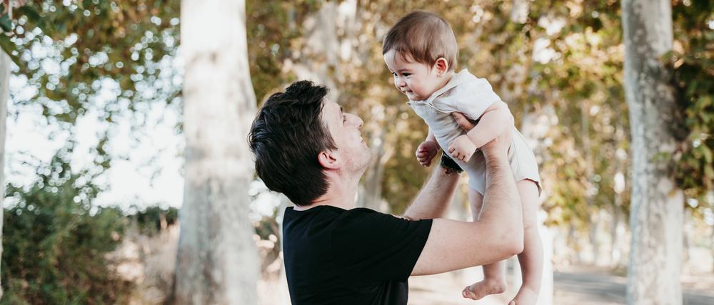 Vater mit Baby.