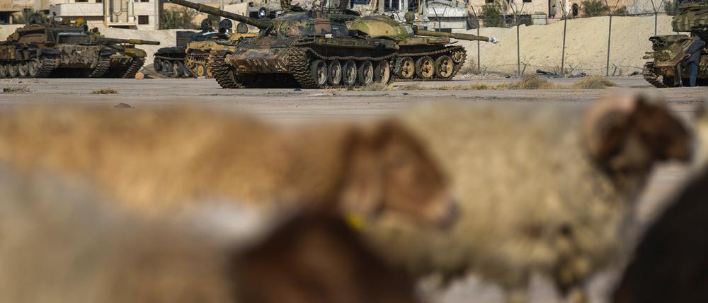 In Syrien hat die mit Al-Kaida verbundene Gruppe Hurras al-Din ihre Auflösung verkündet.