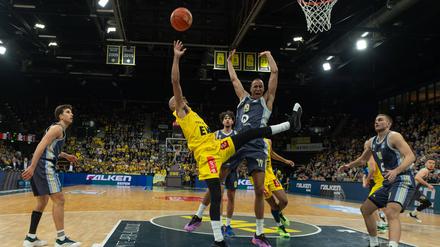 Louis Olinde (hier gegen Geno Crandall, li.) und Alba Berlin mussten einen Rückschlag hinnehmen. 