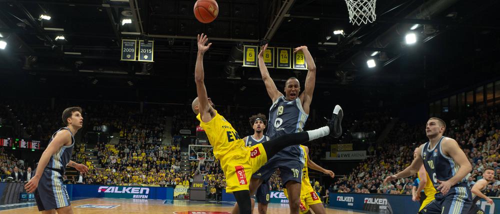 Louis Olinde (hier gegen Geno Crandall, li.) und Alba Berlin mussten einen Rückschlag hinnehmen.