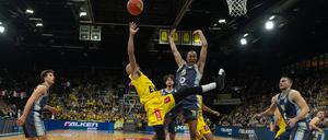 Louis Olinde (hier gegen Geno Crandall, li.) und Alba Berlin mussten einen Rückschlag hinnehmen. 