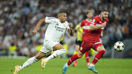 Wettrennen in die K.-o.-Runde. Stuttgarts Jeff Chabot (rechts, hier gegen Real Madrids Superstar Kylian Mbappé) muss noch um den Einzug in die Play-offs bangen.