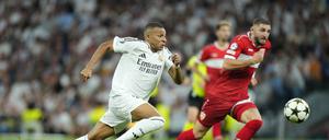 Wettrennen in die K.-o.-Runde. Stuttgarts Jeff Chabot (rechts, hier gegen Real Madrids Superstar Kylian Mbappé) muss noch um den Einzug in die Play-offs bangen.