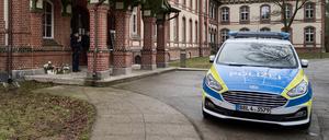 Blumen und Kerzen stehen vor dem Eingang eines Hauses nach einem Gewaltverbrechen. Ein 23-jähriger Tatverdächtiger wurde festgenommen.