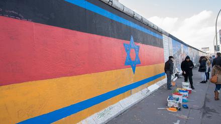 Das Kunstwerk „Vaterland“ an der East Side Gallery wurde erneut beschmiert. (Archivbild)
