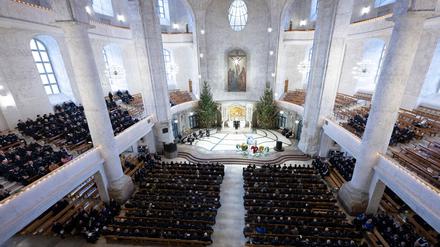Teilnehmer des Gedenkgottesdienstes der sächsischen Polizei für den vor drei Wochen im Dienst getöteten Polizisten Maximilian Stoppa sitzen in der Kreuzkirche auf ihren Plätzen.