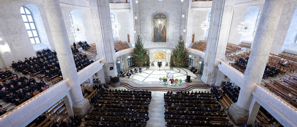 Teilnehmer des Gedenkgottesdienstes der sächsischen Polizei für den vor drei Wochen im Dienst getöteten Polizisten Maximilian Stoppa sitzen in der Kreuzkirche auf ihren Plätzen.