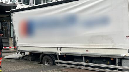 Ein Lkw ist am Ernst-Reuter-Platz in den Gehweg eingebrochen.