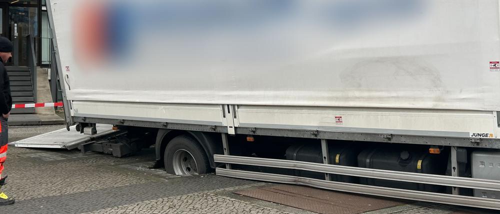 Ein Lkw ist am Ernst-Reuter-Platz in den Gehweg eingebrochen.