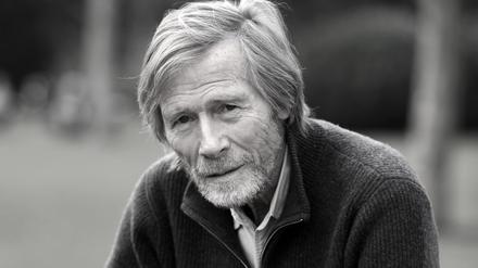 22.02.2015, Nordrhein-Westfalen, Hilden: Der Schauspieler Horst Janson posiert bei einem Fototermin im Stadtpark.