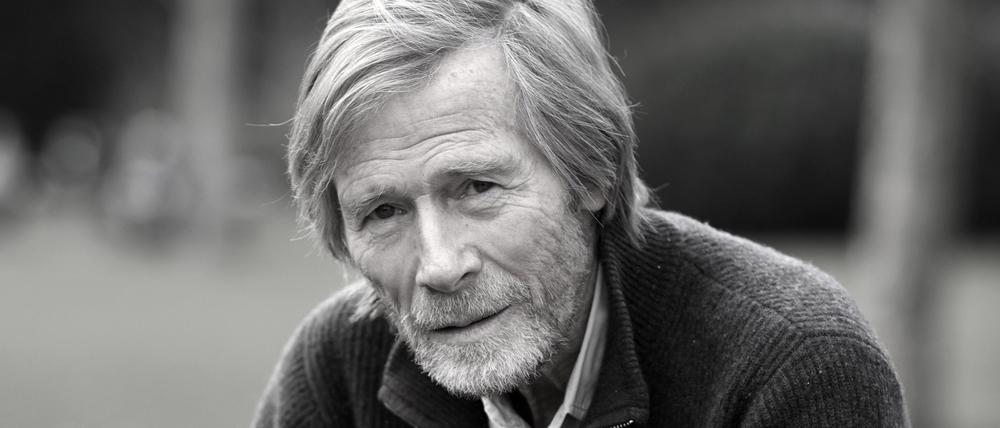 22.02.2015, Nordrhein-Westfalen, Hilden: Der Schauspieler Horst Janson posiert bei einem Fototermin im Stadtpark. 