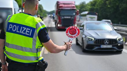 Die Polizei führte auf der A12 eine Grenzkontrolle durch. (Symbolbild)