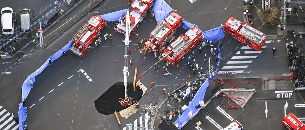 Mitten auf einer Kreuzung brach in Japan die Straße ein.