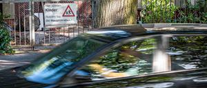 Die Schildower Straße am Waldsee verbindet Berlin mit Glienicke Nordbahn in Brandenburg.   