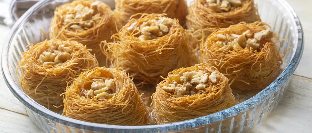 Traditionelle levantinische Süßigkeit; Walnuss- Kadaif.