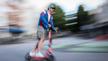 Fahrer auf dem E-Scooter missachteten bei einer Zählung besonders oft die roten Ampeln. (Symbolbild)