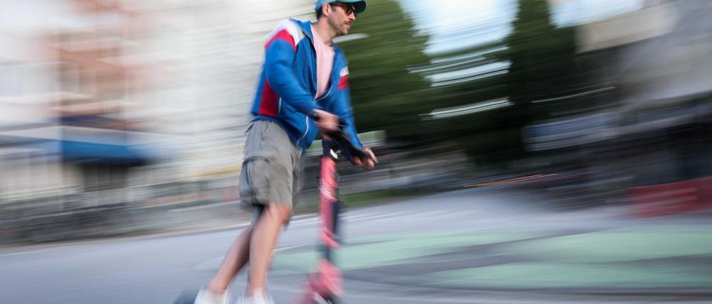 Fahrer auf dem E-Scooter missachteten bei einer Zählung besonders oft die roten Ampeln. (Symbolbild)