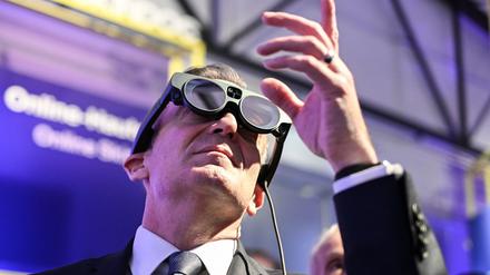 Mit der Mixed Reality-Brille - hier getragen von Bundesdigitalminister Wissing - können Mediziner sich Organe im 3D-Modell anschauen und Operationen besser planen.