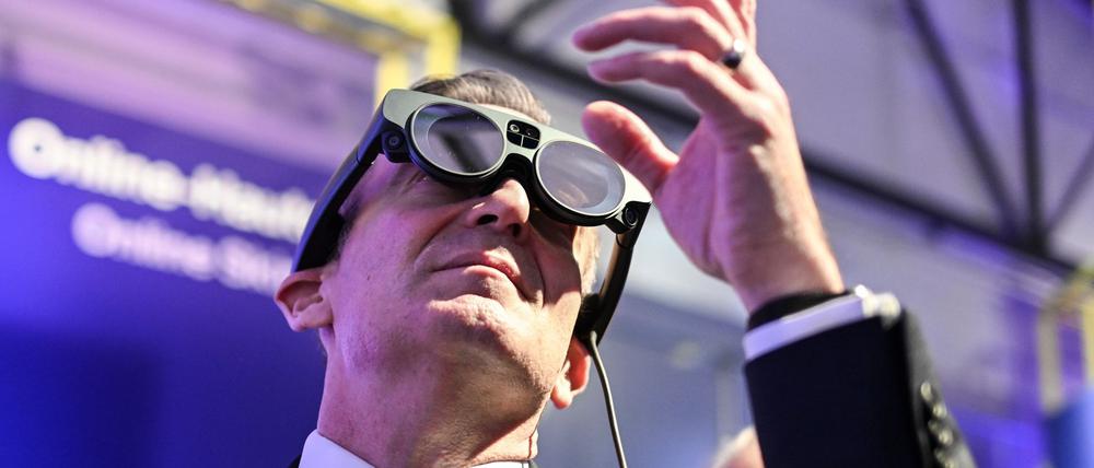Mit der Mixed Reality-Brille - hier getragen von Bundesdigitalminister Wissing - können Mediziner sich Organe im 3D-Modell anschauen und Operationen besser planen.