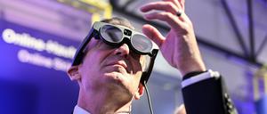 Mit der Mixed Reality-Brille - hier getragen von Bundesdigitalminister Wissing - können Mediziner sich Organe im 3D-Modell anschauen und Operationen besser planen.