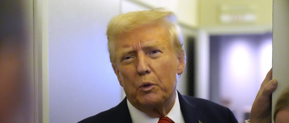 US-Präsident Donald Trump spricht zu Reportern.