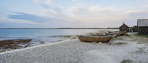 Ruderboote am Strand von Gotland