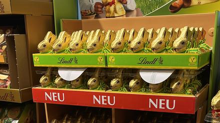 Frohe Ostern bei Edeka am Prager Platz in Wilmersdorf.