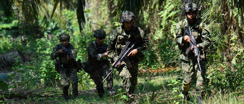 Die kolumbianische Armee patrouilliert im Nordosten des Landes, seitdem dort gewaltvolle Auseinandersetzungen zweier Guerillagruppen ausgebrochen sind.