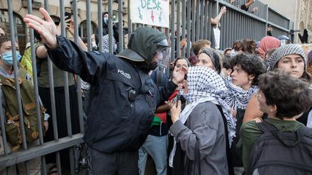 Im Mai 2024 besetzten pro-palästinensische Aktivisten das Institut für Sozialwissenschaften der Humboldt-Universität Berlin. Eine Etage wurde verwüstet und mit antisemitischen und terrorverherrlichenden Botschaften beschmiert.