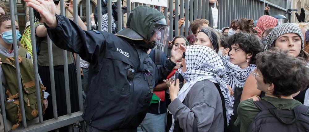 Im Mai 2024 besetzten pro-palästinensische Aktivisten das Institut für Sozialwissenschaften der Humboldt-Universität Berlin. Eine Etage wurde verwüstet und mit antisemitischen und terrorverherrlichenden Botschaften beschmiert.