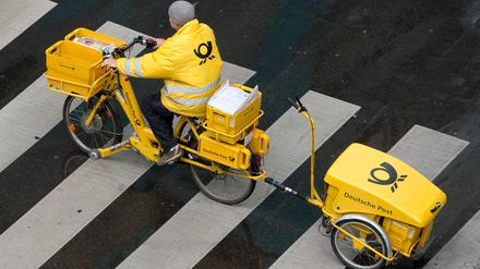 Verdi fordert sieben Prozent mehr Lohn für die rund 170.000 Tarifbeschäftigten der DHL-Tochter.