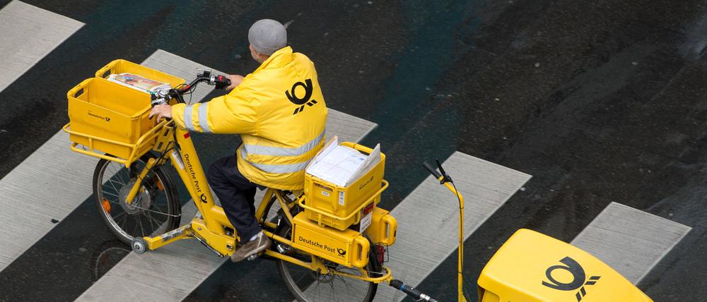 Verdi fordert sieben Prozent mehr Lohn für die rund 170.000 Tarifbeschäftigten der DHL-Tochter.