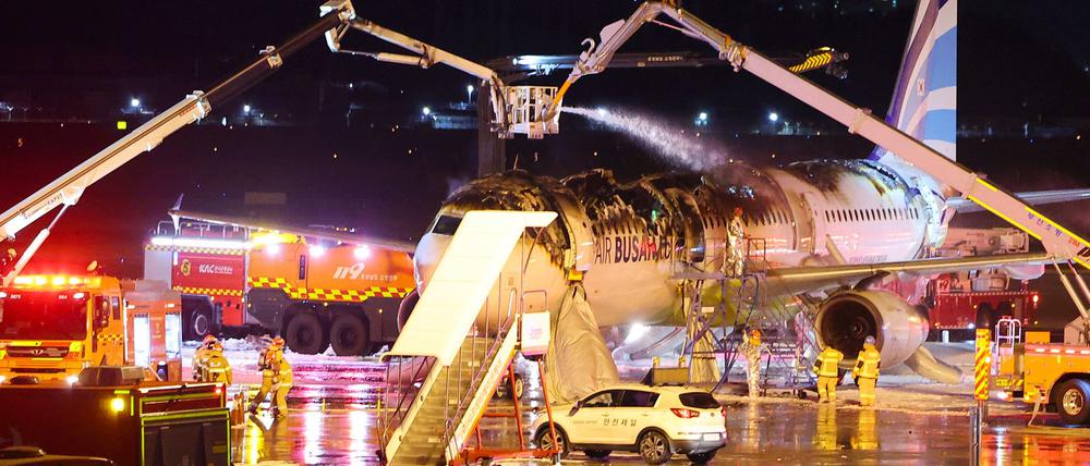 Die Flammen richteten schwere Schäden an dem Flugzeug an.