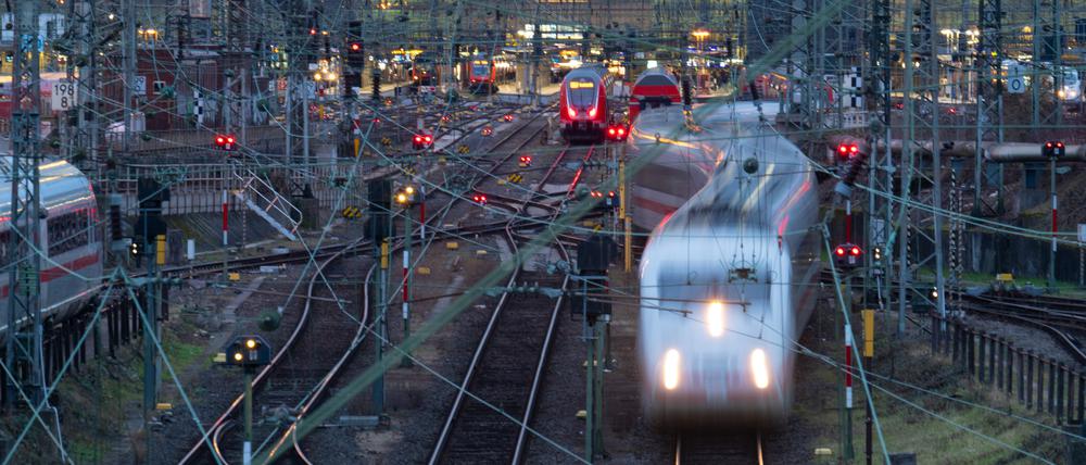 Züge verkehren am Hauptbahnhof in Frankfurt (Aufnahme mit Langzeitbelichtung)